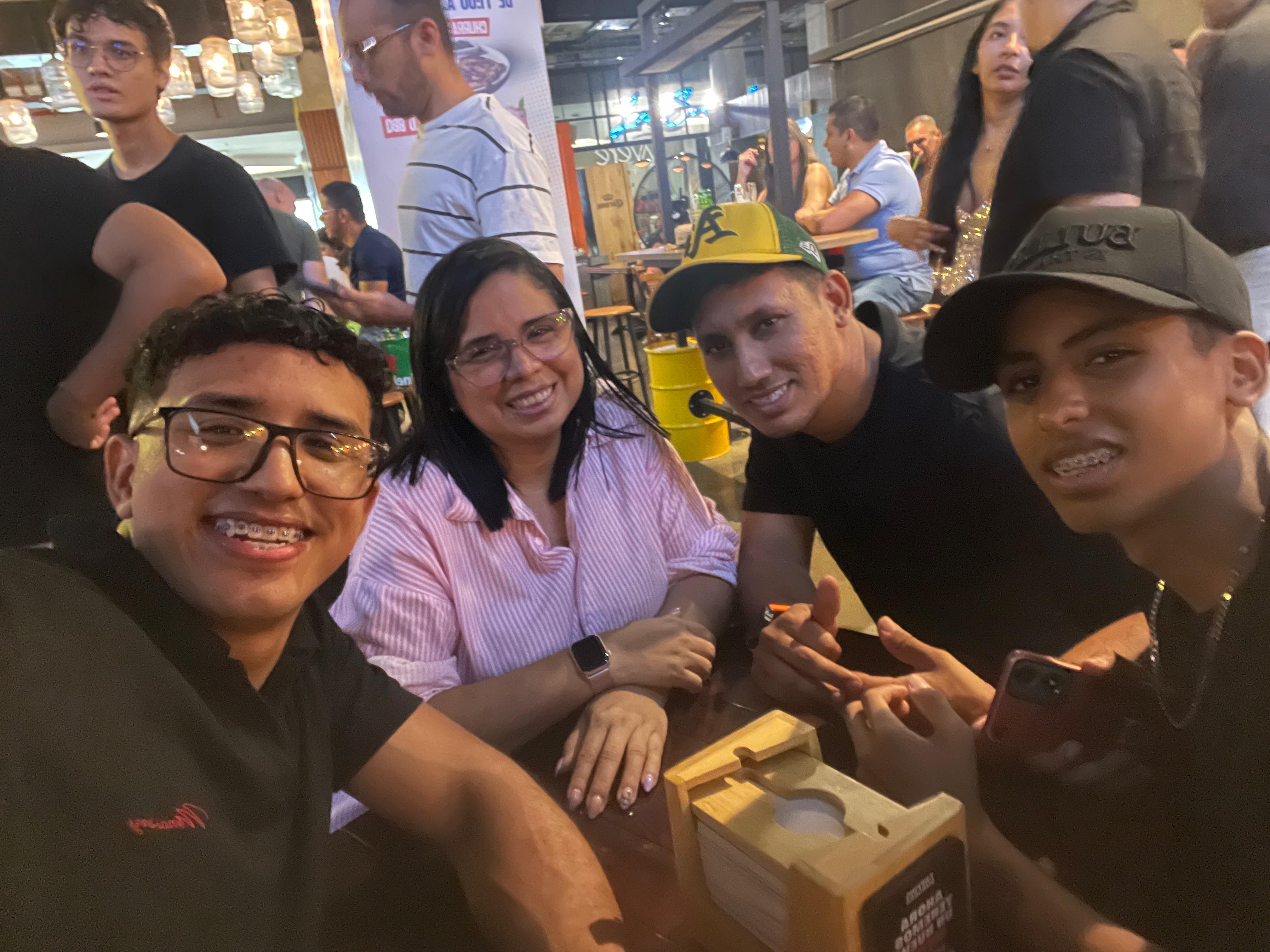 Claudia compartiendo con su familia